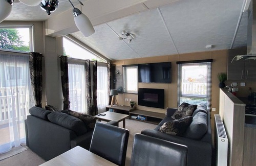 Mudeford House | 'Serendipity' - by the beach on Sandhills Holiday Park, Mudeford