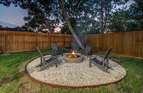 Friendswood House | Serene 4-Bed Getaway - Hot tub & Fire Pit