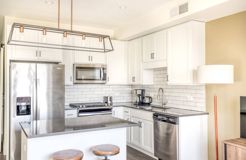 Elmhurst Apartment | Serene Elmhurst 1BR w/Lounge, Pool & Gym nr Metra, by Blueground