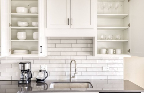 Elmhurst Apartment | Serene Elmhurst 1BR w/Lounge, Pool & Gym nr Metra, by Blueground