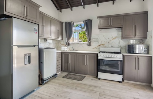 Kent Apartment | Serene Escape - Central & Modern with AC