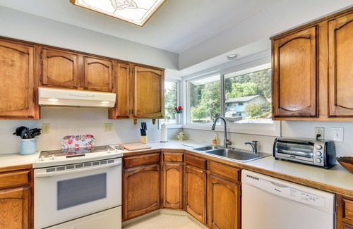 Forest Grove House | Serene Forest Grove Home w/Deck & Stunning Views!
