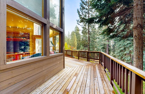 Ponderosa Palisades House | Serene home with fireplace, wood stove, kitchen, W/D, hot tub, & gas grill