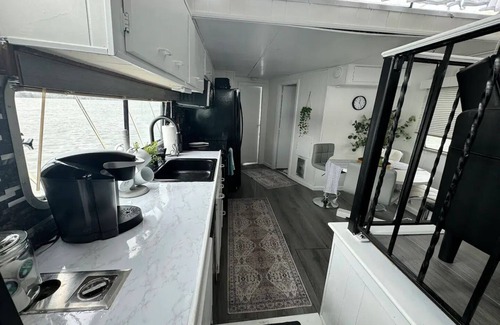 Osborne Boat Rental | "Serene Houseboat Hideaway"nn
