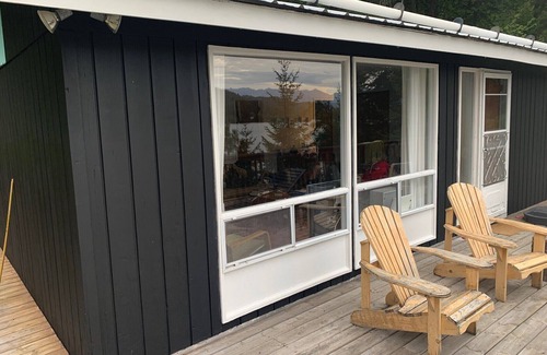Squamish-Lillooet Regional District Cabin | Serene Lakeside Cabin with Breathtaking 180° Mountain Views-Your Perfect Escape!