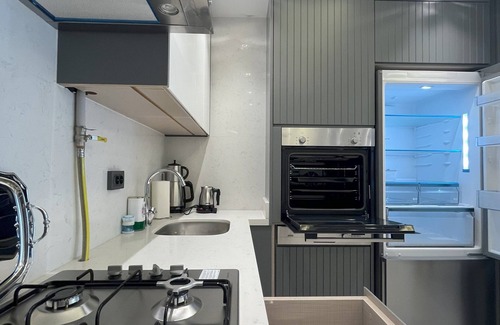 Zeytinburnu Apartment | Serene Luxury Studio next to ISTANBUL Fisekhane & Marmaray Metro Station