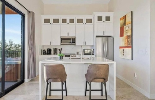 East Mesa House | Serene Mountain Retreat: Luxury Guest House with Stunning Views