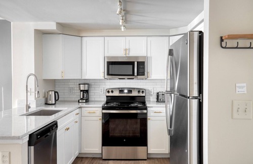 North Bethesda Apartment | Serene North Bethesda 1BR w/W/D, Pool & Gym, nr Metro, by Blueground