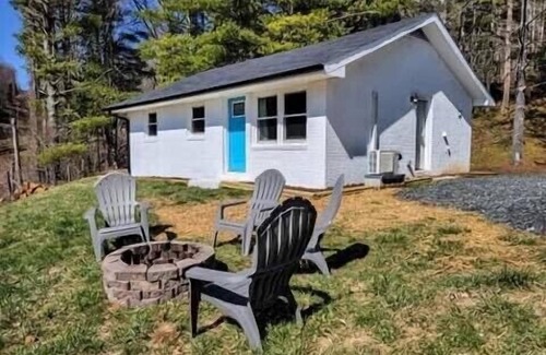 West Jefferson House | Serene Pine Tree Meadows Cottage w/Stunning Views