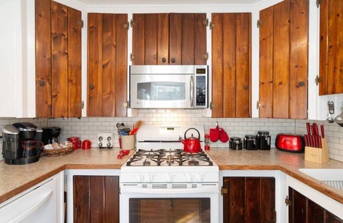 Estes Park Cabin | Serene, Private Retreat w/Hot Tub, 1 mile from Rocky Mountain National Park