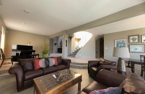 West Vancouver Villa | Serene Retreat, Ocean&City Views, Close to Beach
