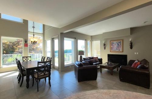 West Vancouver Villa | Serene Retreat, Ocean&City Views, Close to Beach