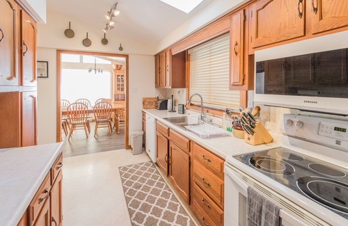 North Kawartha Cottage | Serene Stoney Lake Sunlit Point