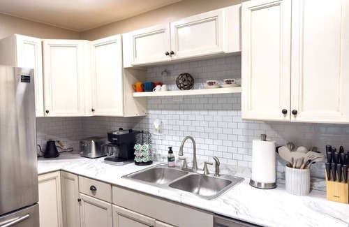 Arlington Ski Chalet | Serene & Stylish Chalet ~HOT TUB ~ near Manchester ~ Pet-friendly