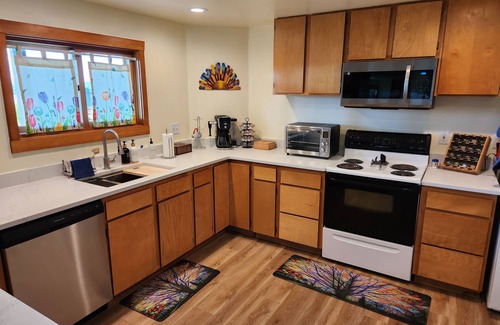 Tacoma Apartment | Serene Sunsets - Warm and Cozy Basement Suite