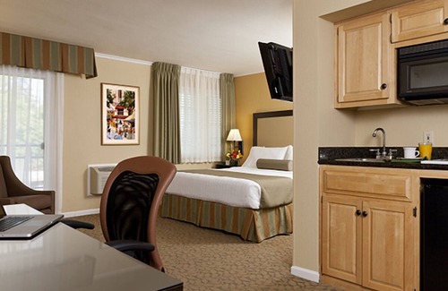 Barron Park Hotel | Serene Unit with Heated Pool, Free Parking & Breakfast Near Stanford