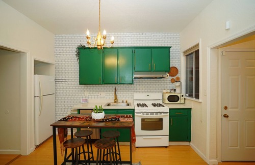 Oak Center House | Serene Uptown Retreat CL Train, Convention Center & Fox THE, w/BBQ & Garden