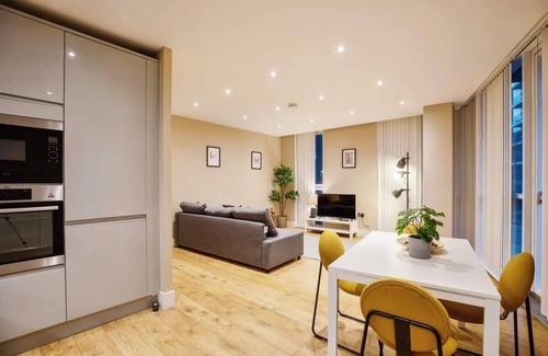 Whitechapel Apartment | Serene Urban Retreat in London