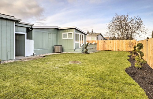 Woodburn House | Serene Woodburn Hideaway: Deck w/ Mtn Views!