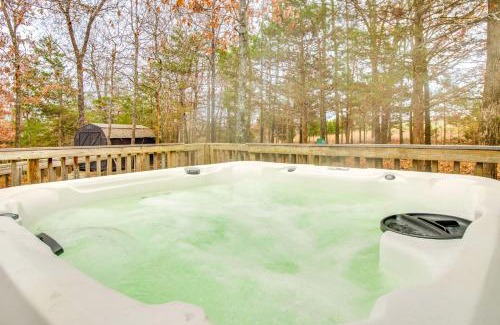Yellville House | Serene Yellville Retreat with Hot Tub on 85 Acres