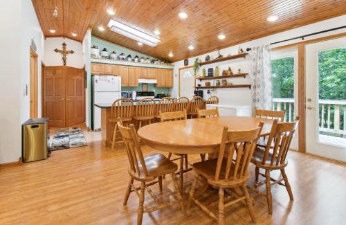 Yellville House | Serene Yellville Retreat with Hot Tub on 85 Acres