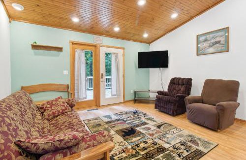 Yellville House | Serene Yellville Retreat with Hot Tub on 85 Acres