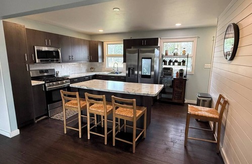 Dixon House | Serenity Dream House. Peaceful 3 bedroom house.
