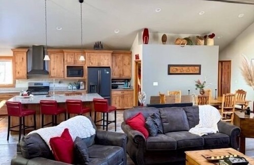 Carson City Bed & Breakfast | Serenity Now! Enjoy peace, comfort & wildlife viewing close to Tahoe & downtown