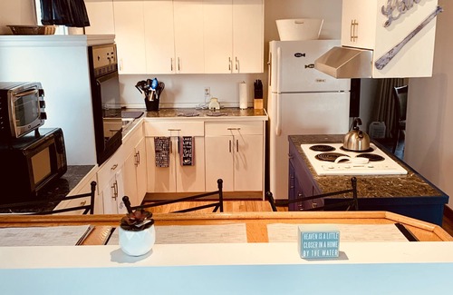 Colchester Cottage | Serenity on the Lake Completely Renovated