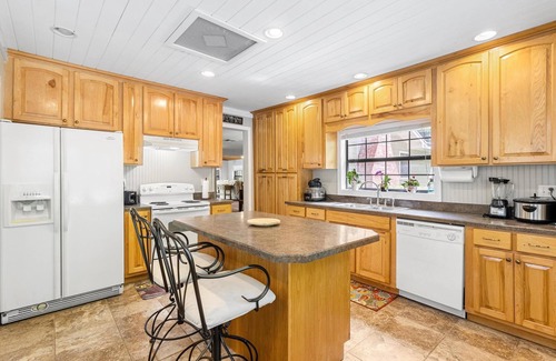 Branford House | Serenity On The River – Cozy Branford Retreat!