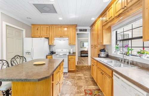 Branford House | Serenity On The River – Cozy Branford Retreat!
