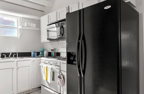 Old Northwood Historic District Cottage | Serenity Retreat Minutes to the Beach, Guesthouse