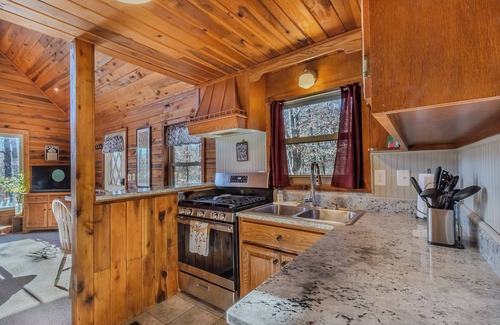 Blue Ridge Cabin | Serenity Wood- The place for daytime outdoor adventures & cozy nights