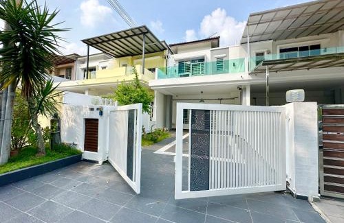 Setia Tropika House | Setia Tropika Serenity: 4Bedroom Landed 12-16pax