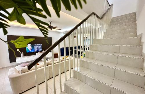 Setia Tropika House | Setia Tropika Serenity: 4Bedroom Landed 12-16pax