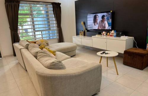 Setia Tropika House | Setia Tropika Serenity: 4Bedroom Landed 12-16pax