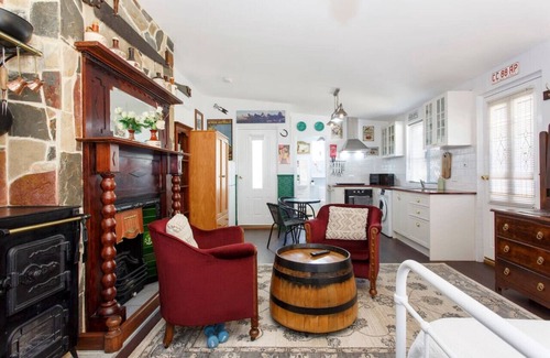 Hamilton Hill Cottage | Settlers Cottage - one bedroom studio