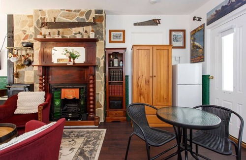 Hamilton Hill Cottage | Settlers Cottage - one bedroom studio
