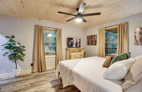 Wears Valley Cabin | Sevierville - Foothills Retreat - 2 Bedrooms - Sleeps 4