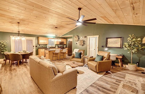 Wears Valley Cabin | Sevierville - Foothills Retreat - 2 Bedrooms - Sleeps 4