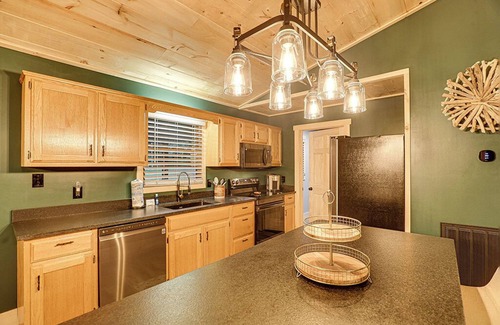 Wears Valley Cabin | Sevierville - Foothills Retreat - 2 Bedrooms - Sleeps 4
