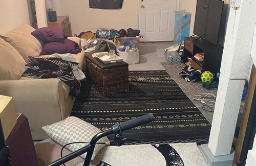 Wicker Park Apartment | Sew u wana stay in a storefront?