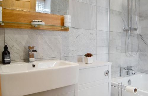 Ammanford House | Sgubor Llwyndu