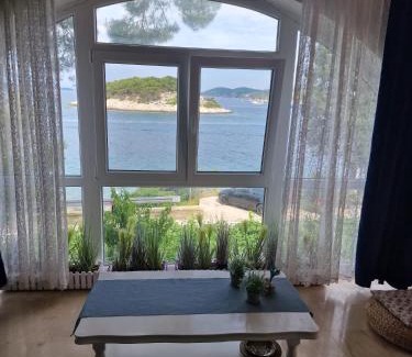 Krizni rat Apartment | Shabby chic beach cottage Hvar