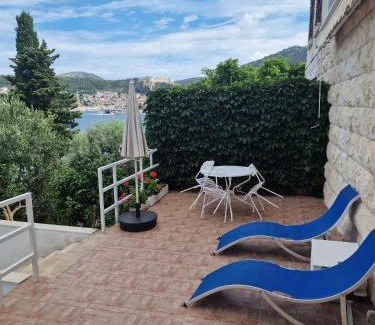 Krizni rat Apartment | Shabby chic beach cottage Hvar