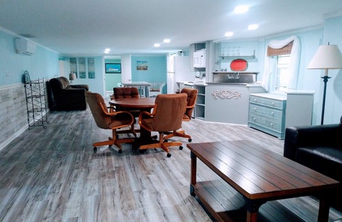 Gulf Harbors House | Shabby Chic Waterfront living space, minutes to Gulf of Mexico