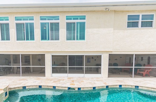 Gulf Harbors House | Shabby Chic Waterfront living space, minutes to Gulf of Mexico
