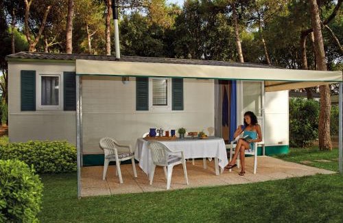 Baia Domizia Ski Chalet | Shaded Retreat by the Beach