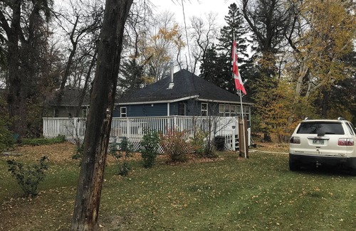 Winnipeg Beach Cabin | Shades pines cozy cottage
