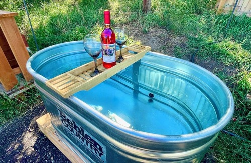 Monument Cabin | “Shady Pine” Glamping + Outdoor Tub & Hot Water